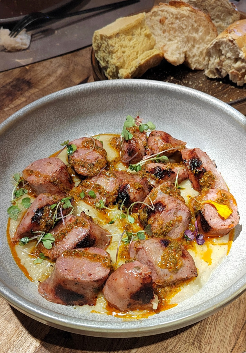Chorizo criollo sobre crema de coliflor en Lobo