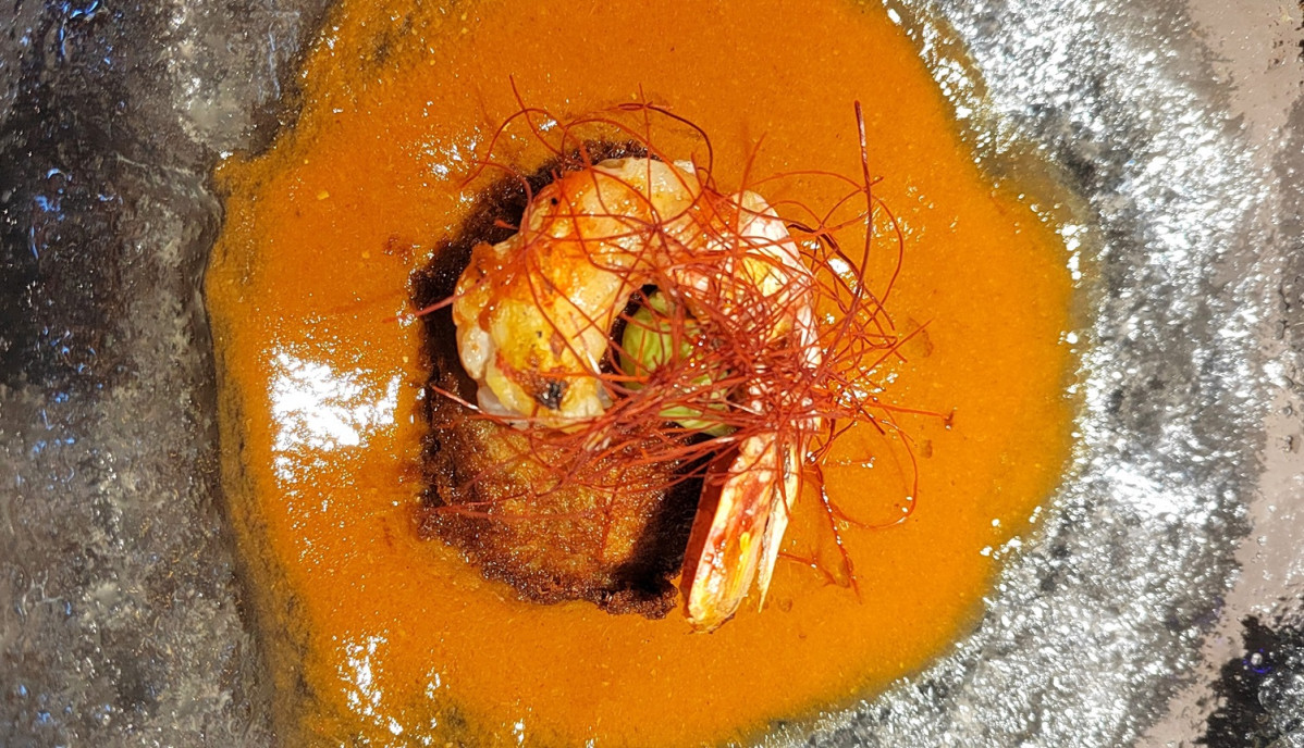 Manitas de cerdo deshuesadas, rellenas de gambones