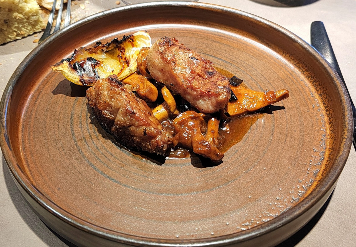 Mollejas de ternera a la brasa con salteado de chantarellas, tomillo y demiglace de Lobo
