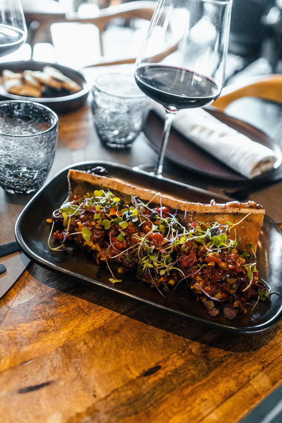 Steak tartar, tuétano a la brasa y tostadas de brioche