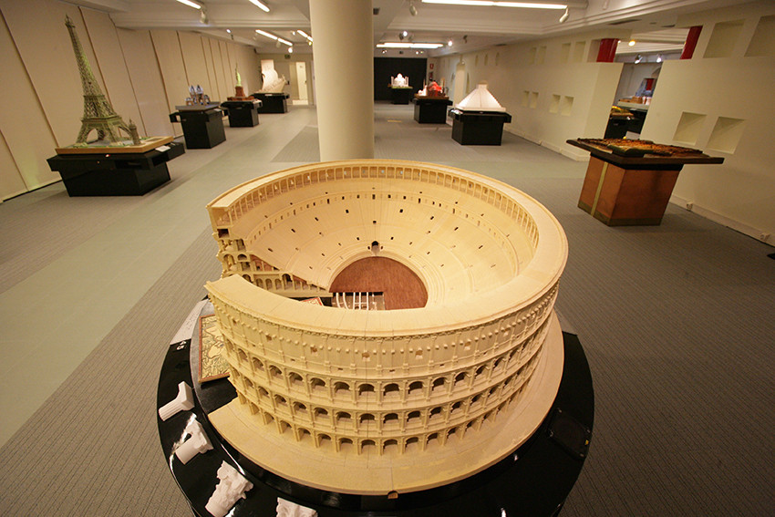 Sala de Maquetas de monumentos internacionales del Museo Tiflolu00f3gico, con la del Coliseo de Roma en primer plano