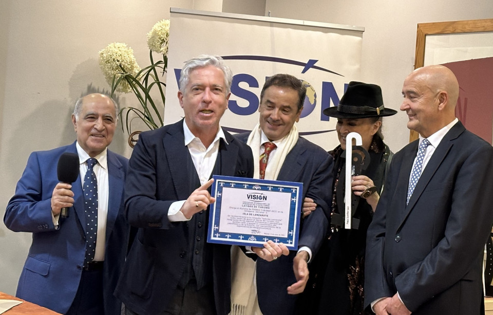 Ulises y Domingo, muestran orgullosos el diploma y el Premio de reconocimiento a su Tierra