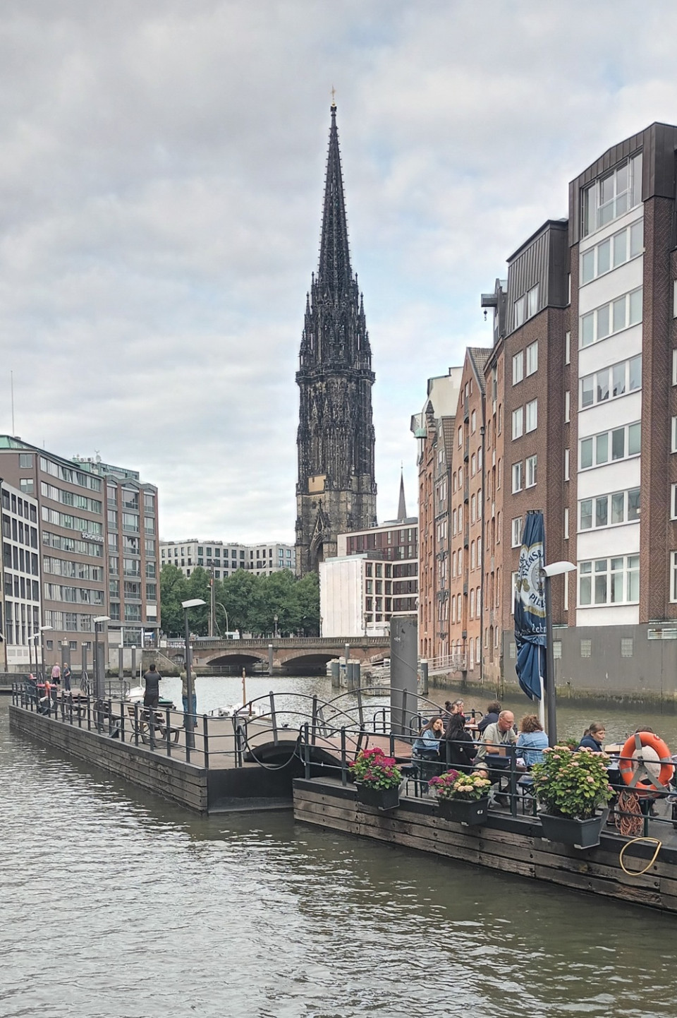 Uno de los canales de Hamburgo con la torre de San Nikolas