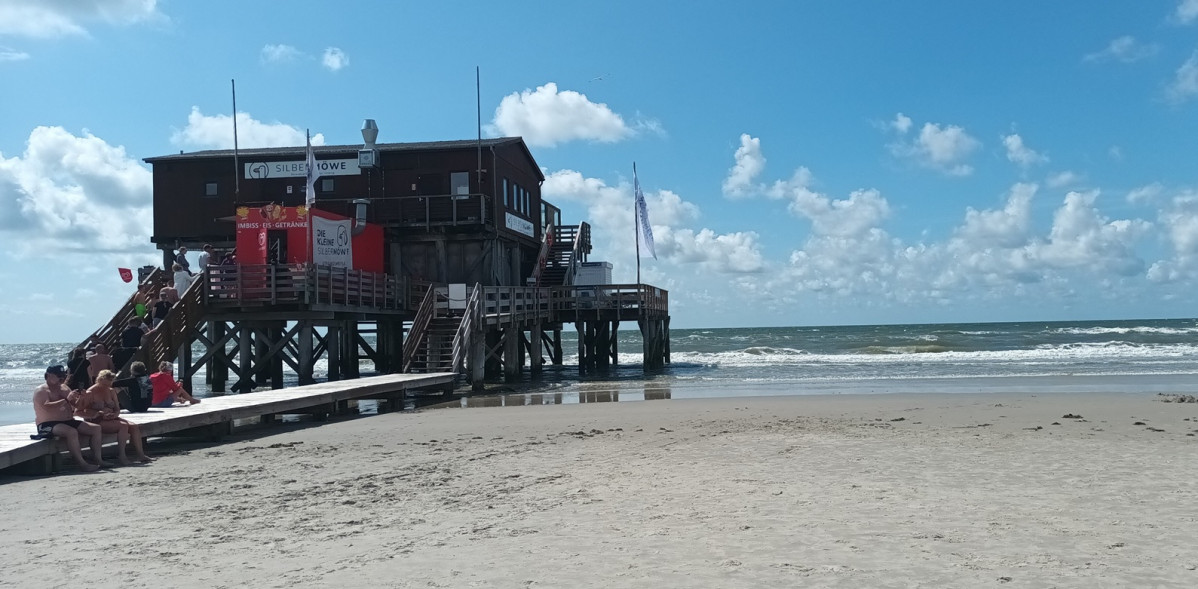 Restaurante construido en palafito en la playa de Sankt Peter Ording