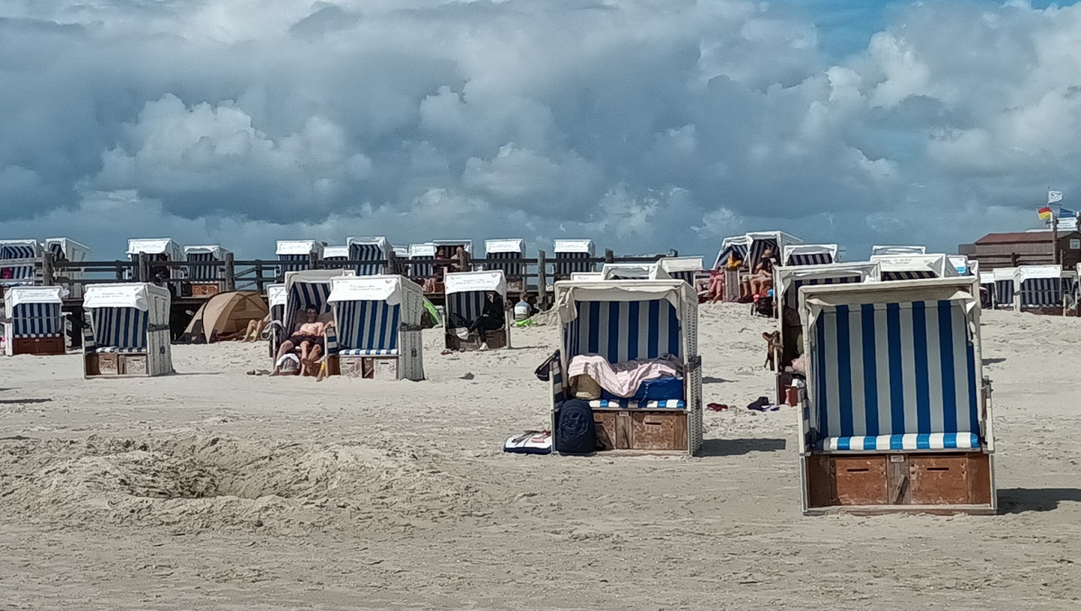 Sillas de madera para protegerse del viento y del sol en la Playa de Sankt Peter Ording.