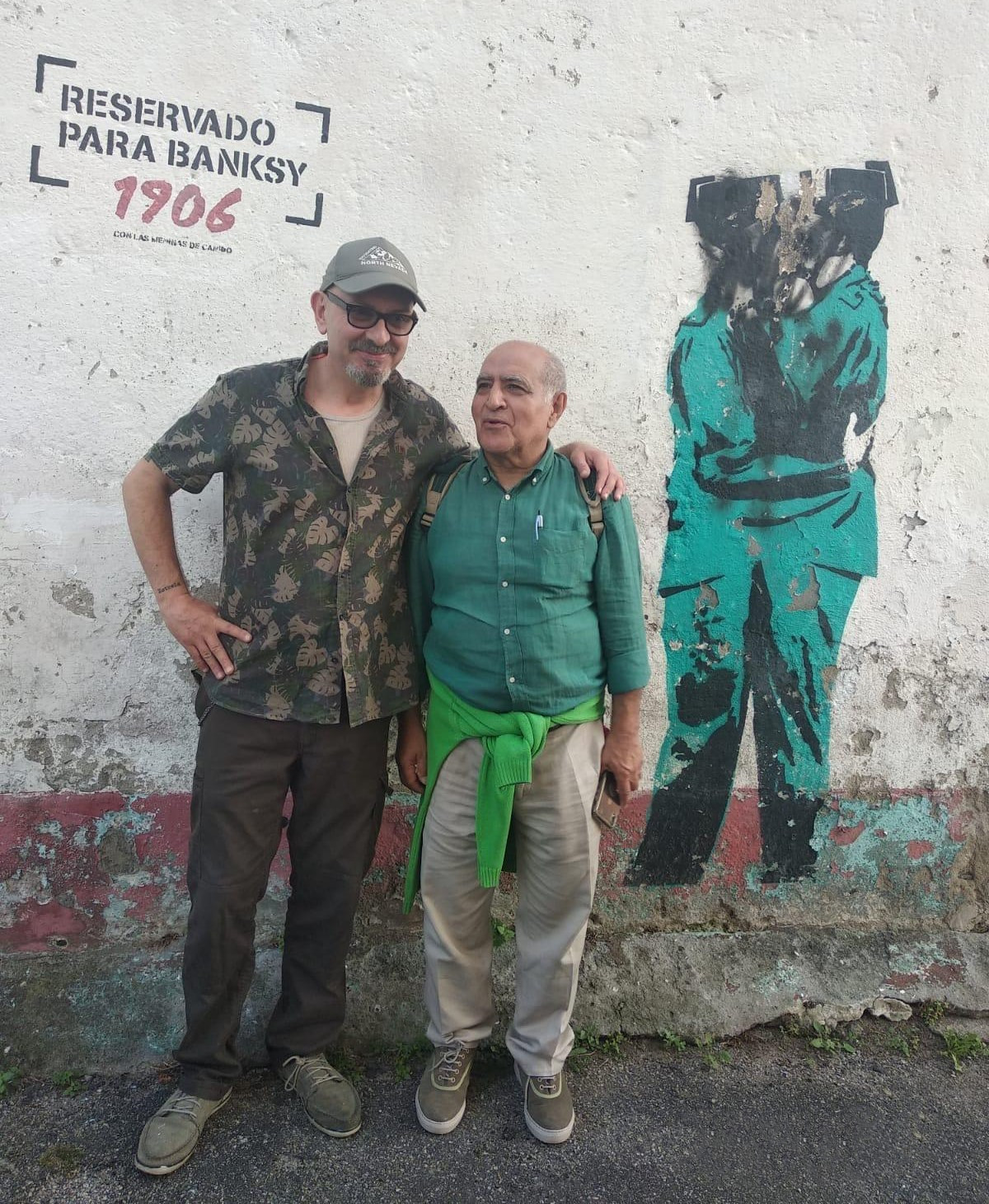 Eduardo Hermida,  promotor y creador de Las Meninas de Canido, ante un mural 