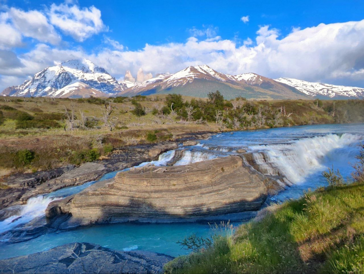 Cascada del paine, al fondo las Torres (EM)