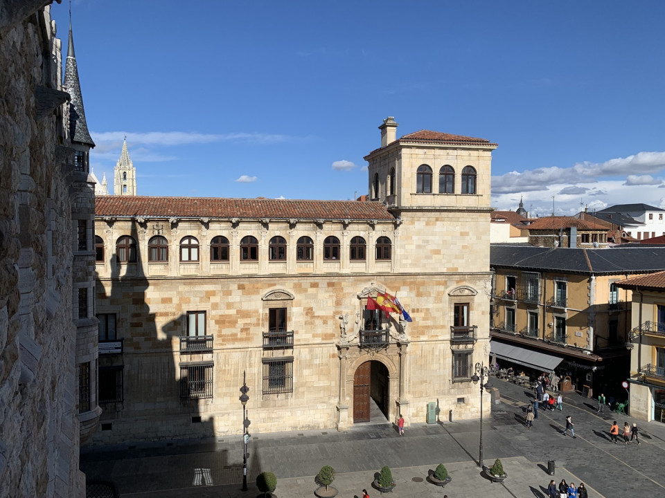 El palacio de los Guzmanes, Fachada León AAS