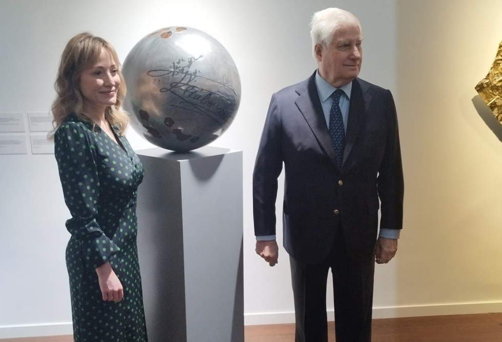 Carlos Fitz James Stuart, duque de Alba junto a la artista Denise De la Rue y una de sus obras durante la presentación de la exposición.