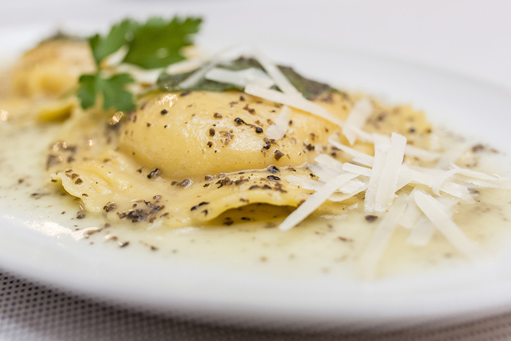 Raviolón de Parmesano yema de huevo puerro y trufa negra