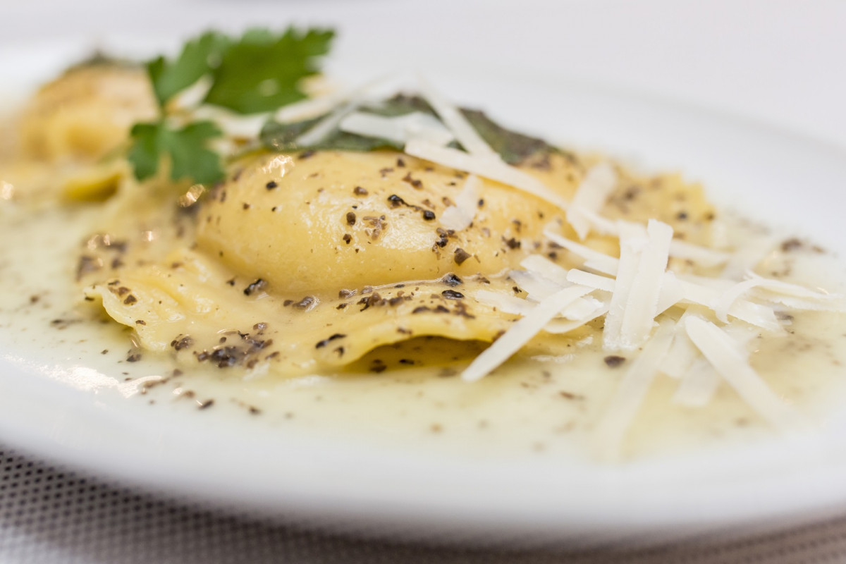 Raviolu00f3n de Parmesano, yema de huevo, puerro y trufa negra  Verdura & Brasa