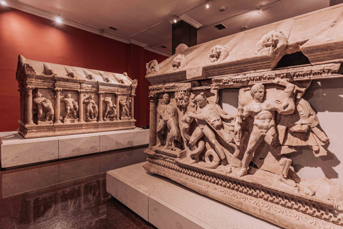 Sarcu00f3fagos romanos en el Museo de Antalya