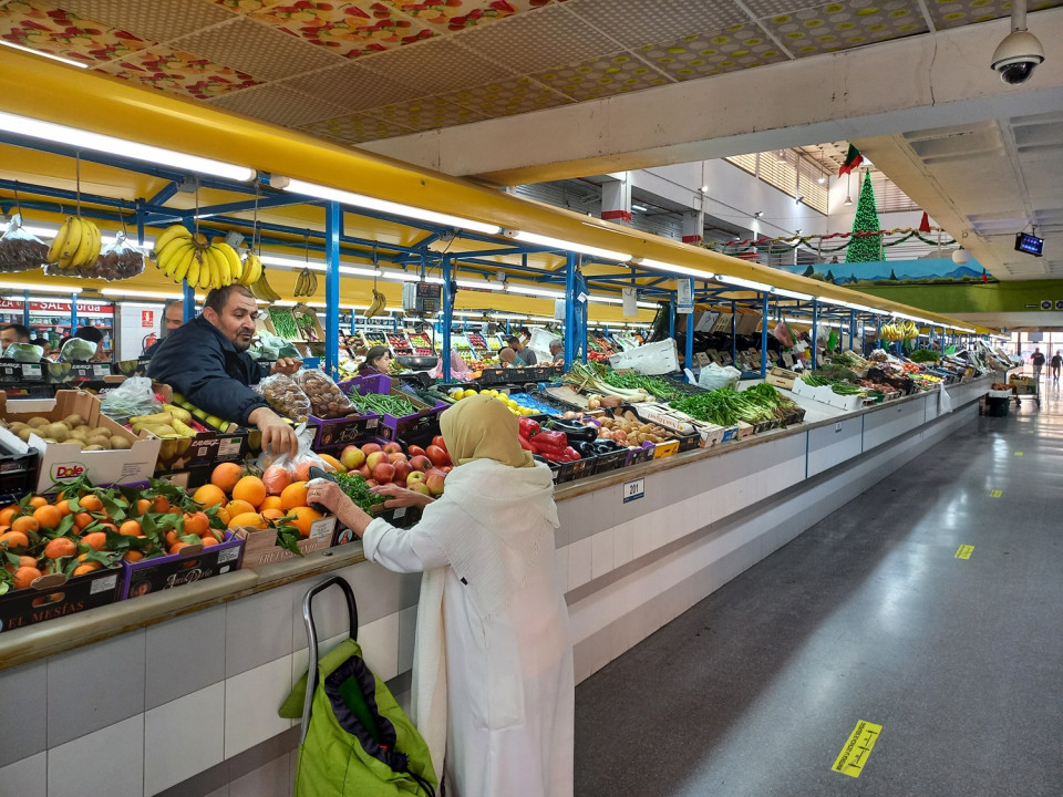 Mujer comprando en el Mercado Central