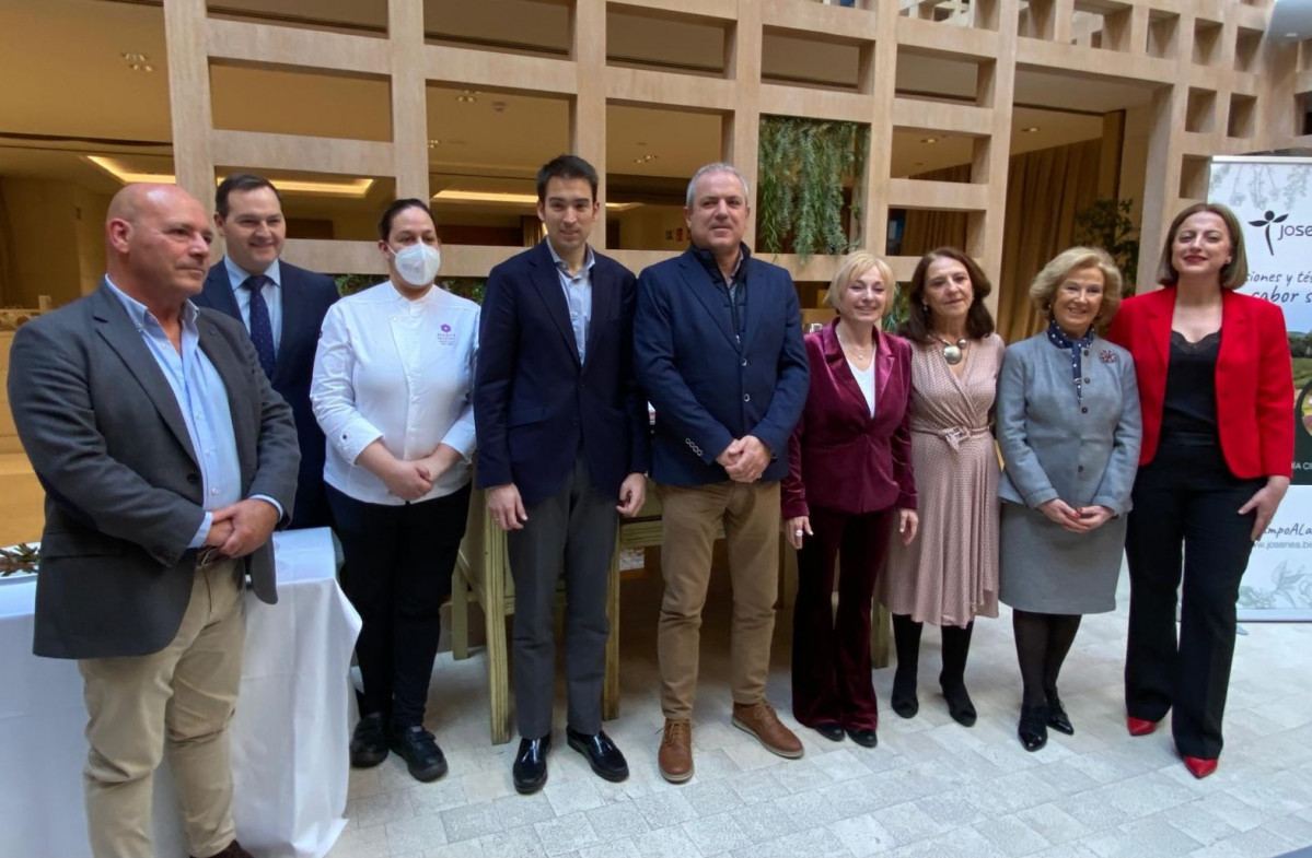 Participantes en las presentaciones junto a la organizadora, Pilar Carrizosa.