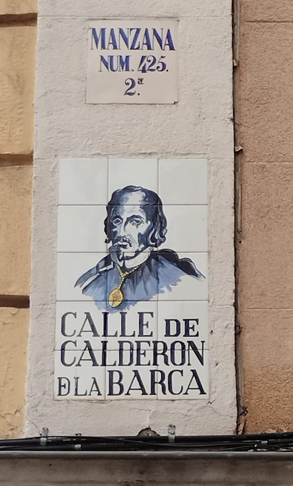 Detalle de la placa con la referencia de las calles por manzanas y el nombre actual.