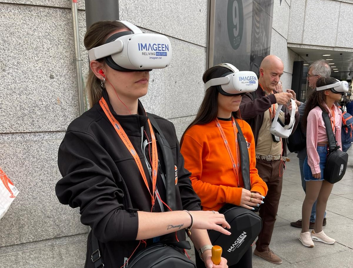 Los participantes en la visita con las gafas que facilitan para ver la transformación en el tiempo.