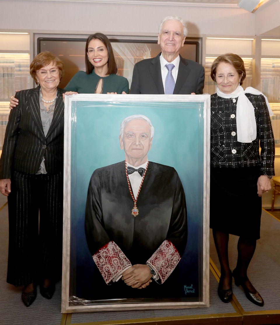 Familia de Carlos Lema Devesa con el cuadro retrato