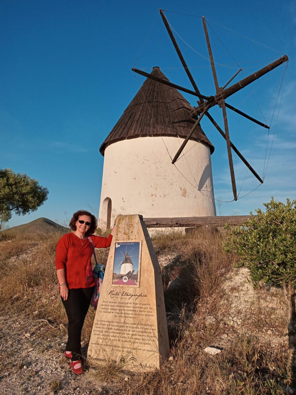 La autora, frente al Molino de Fernán Pérez