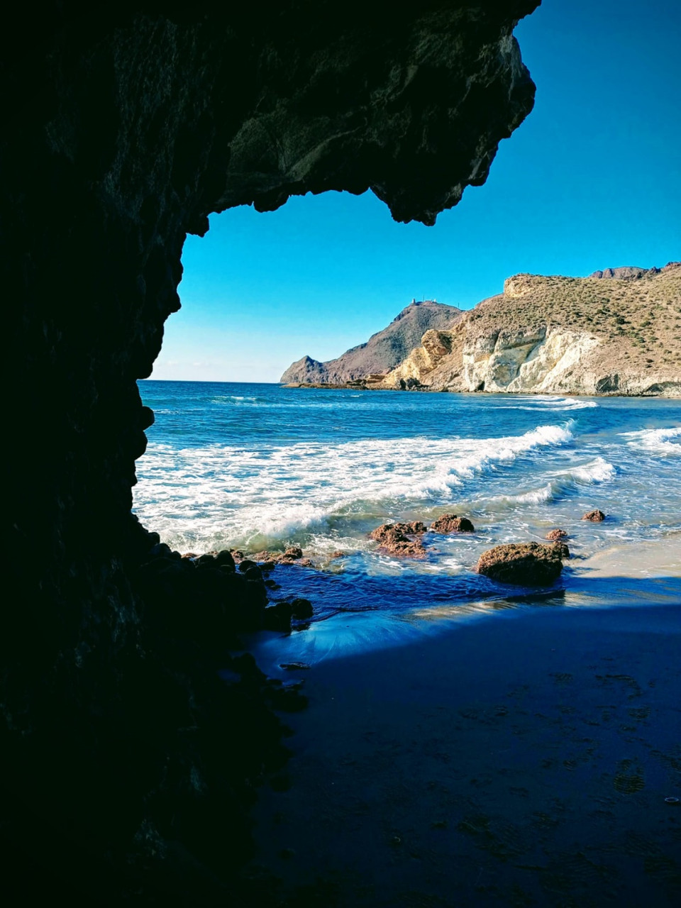 Playa del Cabo de Gata con sus perfiles volcánicos