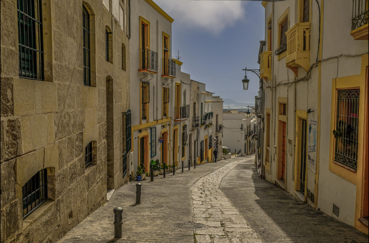 Nijar, calle de , al fondo el Cabo de Gata