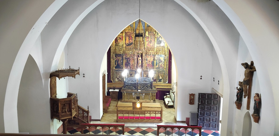 Interior de la ermita con el retablo
