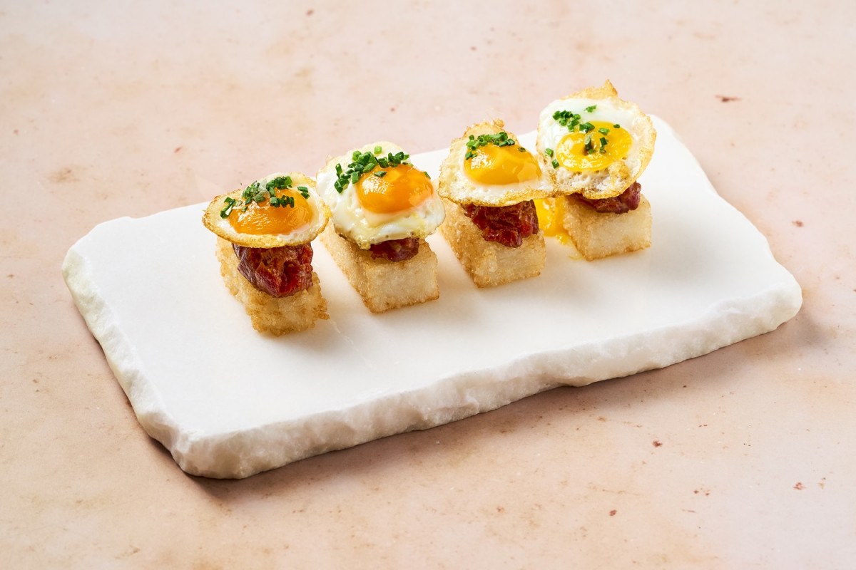 Nigiri de steak tartar con huevo de codorniz (1)