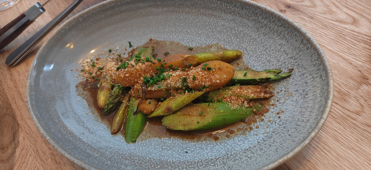 Du00fao de espu00e1rragos blancos y verdes con ajetes de nuestro huerto y pan frito