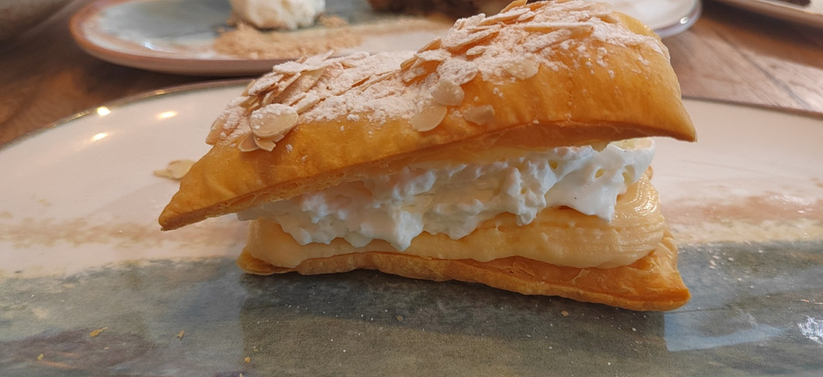 Panchineta vasca, un hojaldre de almendra con crema y nata montada