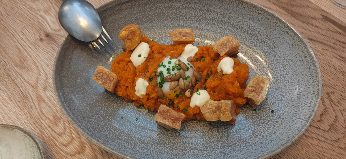 Revolcona de calabaza, torreznos y huevo pochado