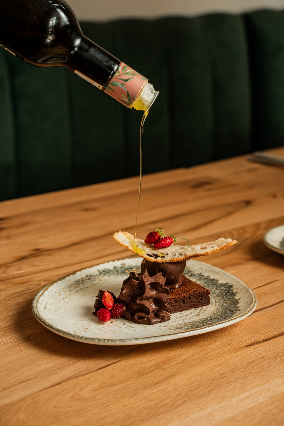 Chocolate con mermelada de tomate, pan y aceite de oliva Castillo de Canena