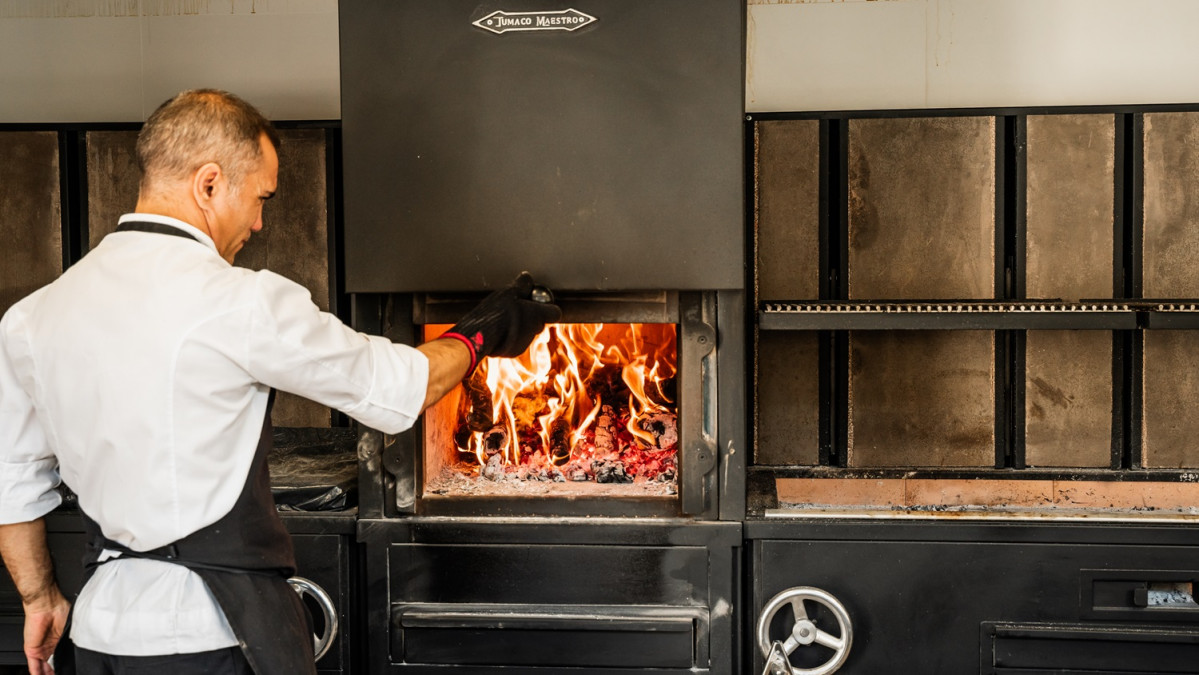El chef Carlos Ruiz en la parrilla