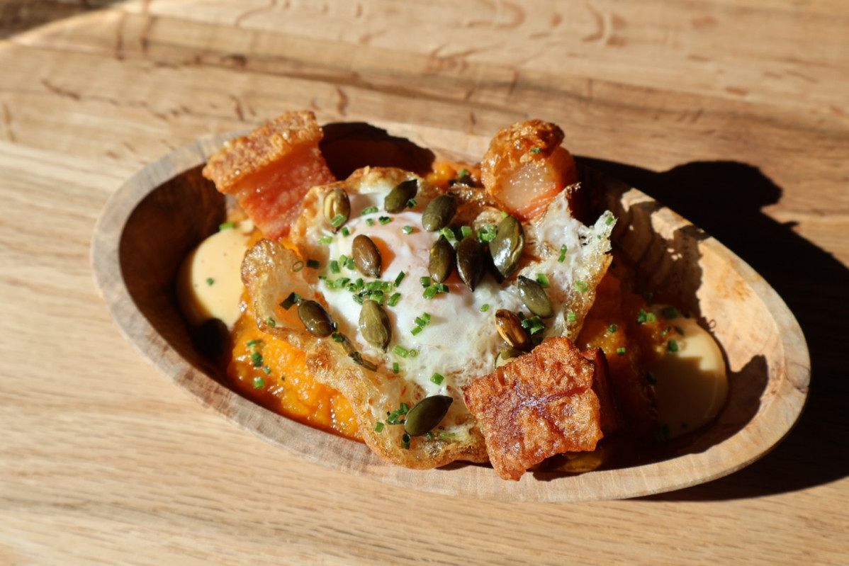 Revolconas de calabaza con torreznos y huevo de codorniz