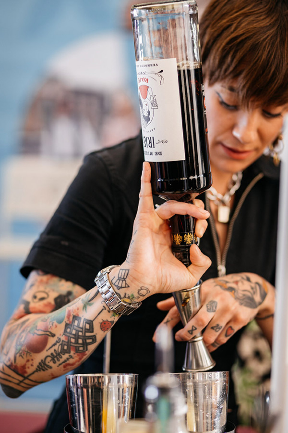 Raquel Espolio preparando un cóctel con vermut de Reus