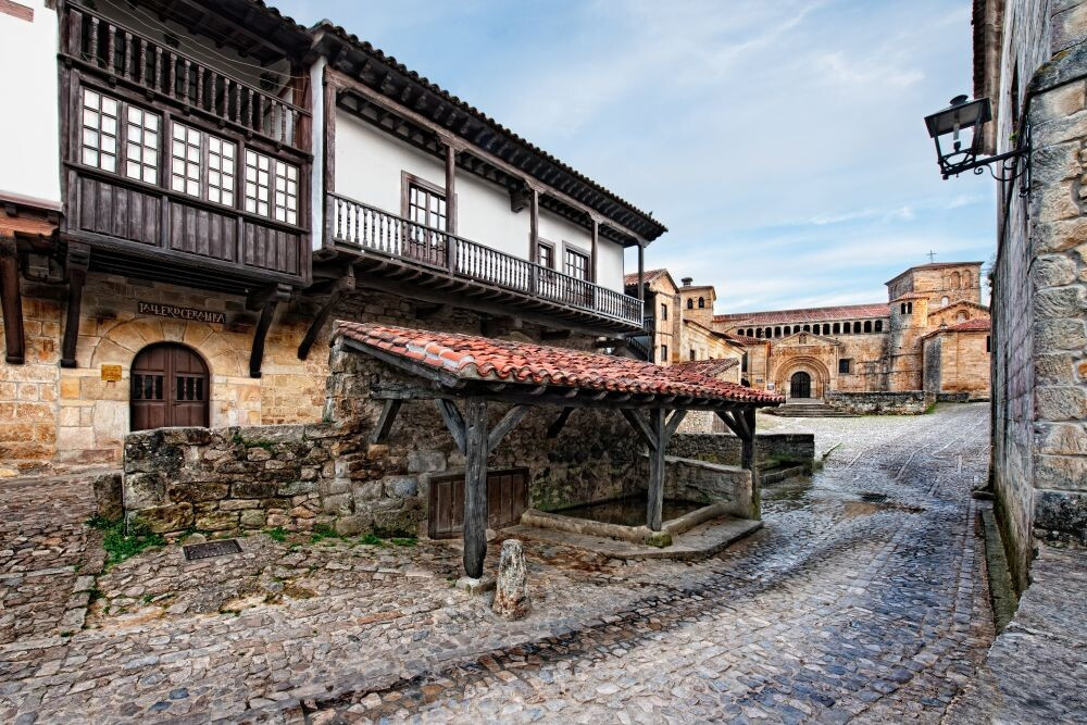 Vista de santillana del mar con la colegiata al fondo