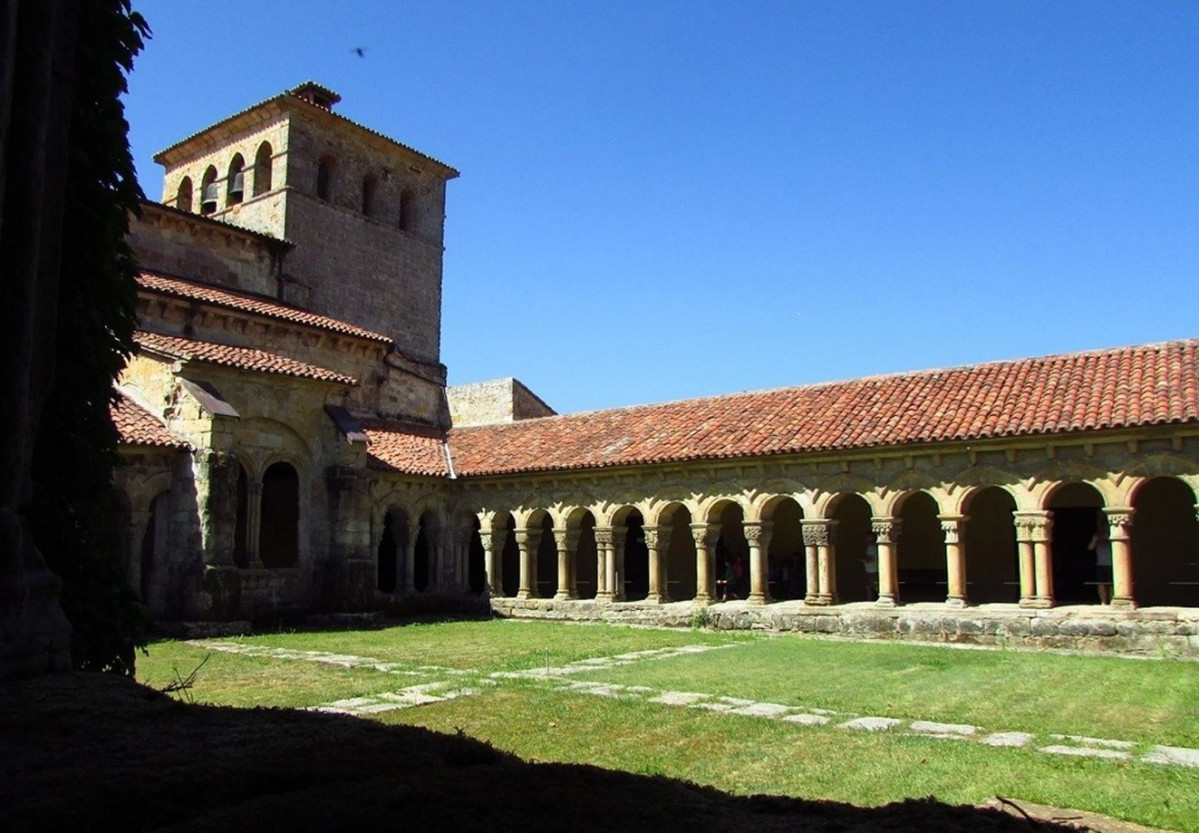 Claustro de la colegiata de santa juliana del siglo x santillana del mar cantabria 79070 xl (1)