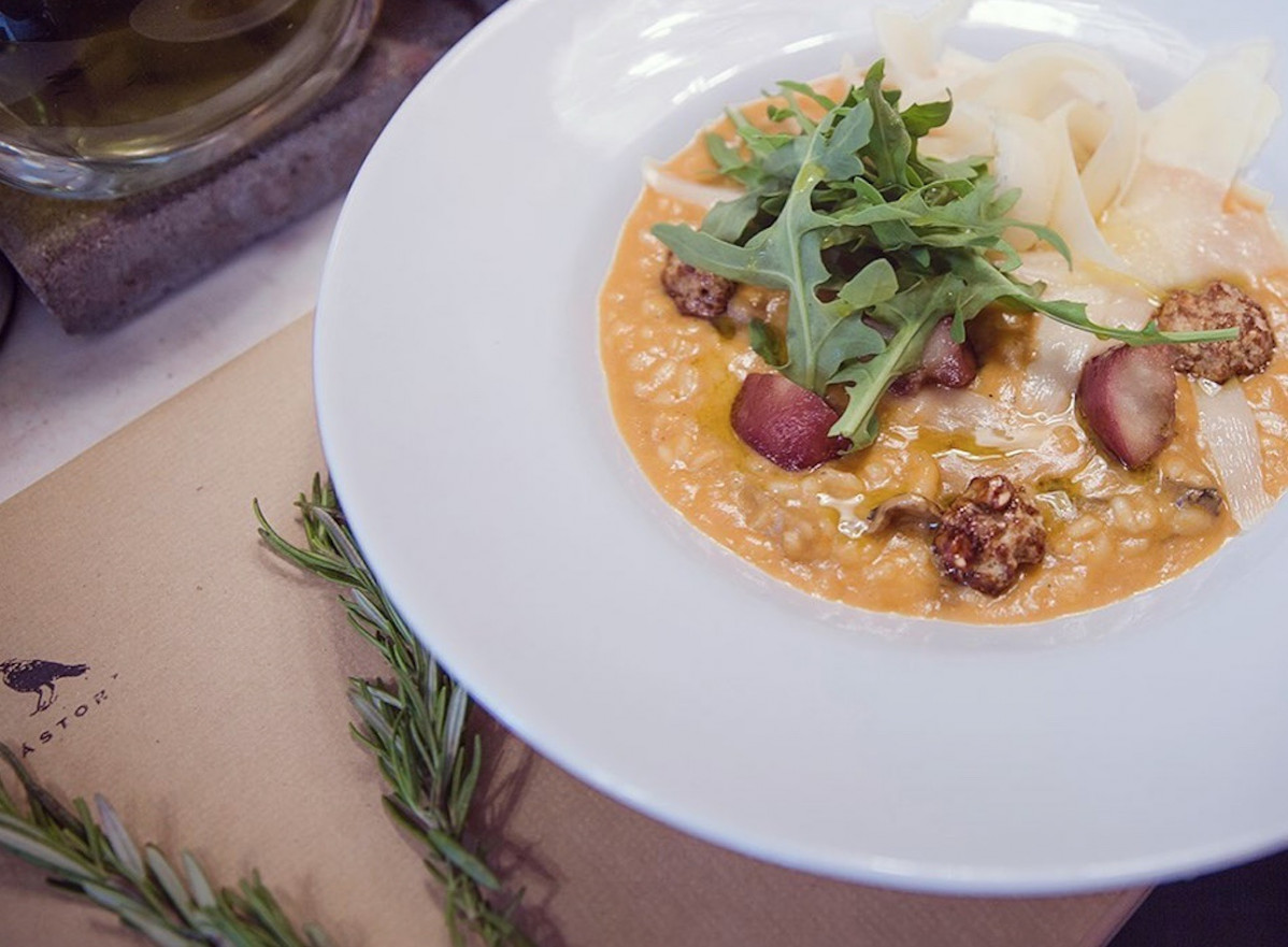 Comida risotto de nuez garrapinu0303ada y pera macerada con lascas de queso parmesano