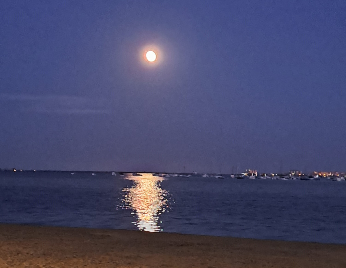 Noche de luna llena frente a la isla del Baru00f3n
