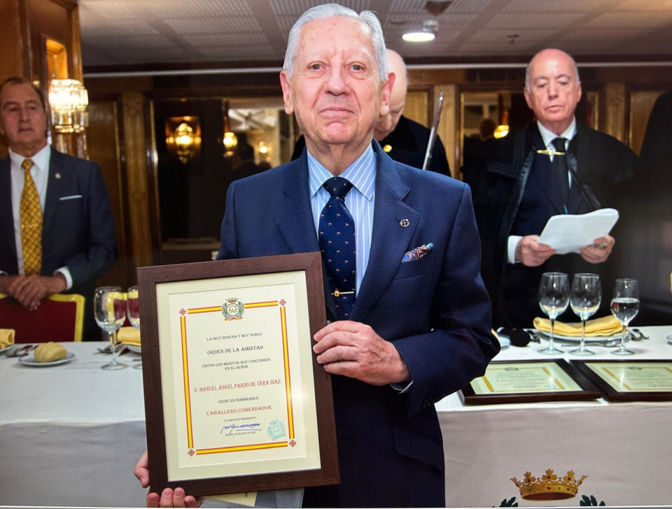 Manuel Ángel Pardo de Vera, mostando su diplona de Comendador de la MSYMNOA