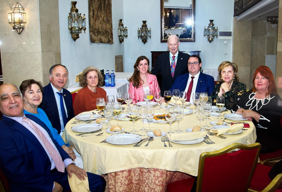 El Maestre presidente José Luis Pardos Aldea, con un nutrido grupo de Damas y Comendadores durante la sobremesa