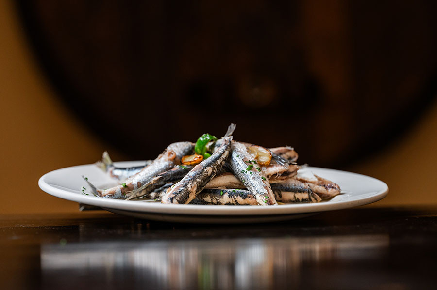 Anchoas salteadas con ajo y piparra   Jota