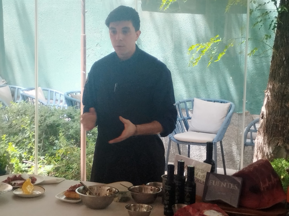 El chef explica y elabora los platos del menu00fa cthumbnail 1716912715366