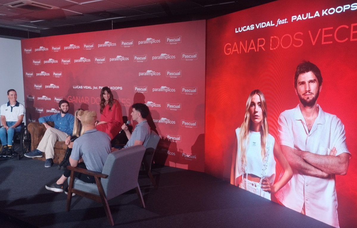 Los deportistas opinan del himno junto a Lucas Vidal, Paula Koops y Almudena Cid.