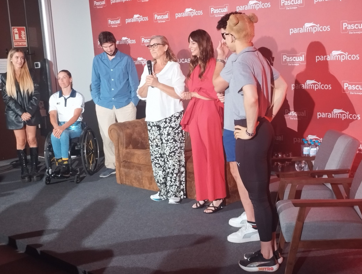 Pilar Pascual junto a los deportistas, Lucas Vidal, Paula Koops y Almudena Cid.