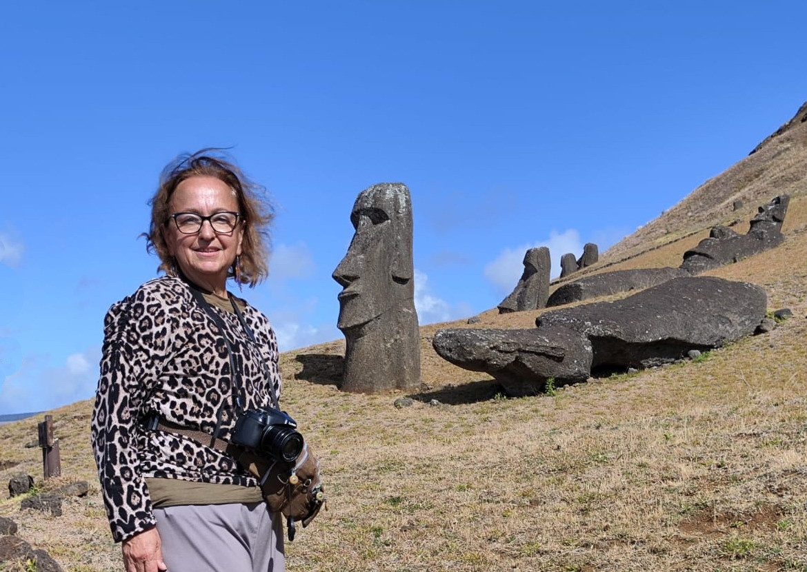 La autora junto a un moai