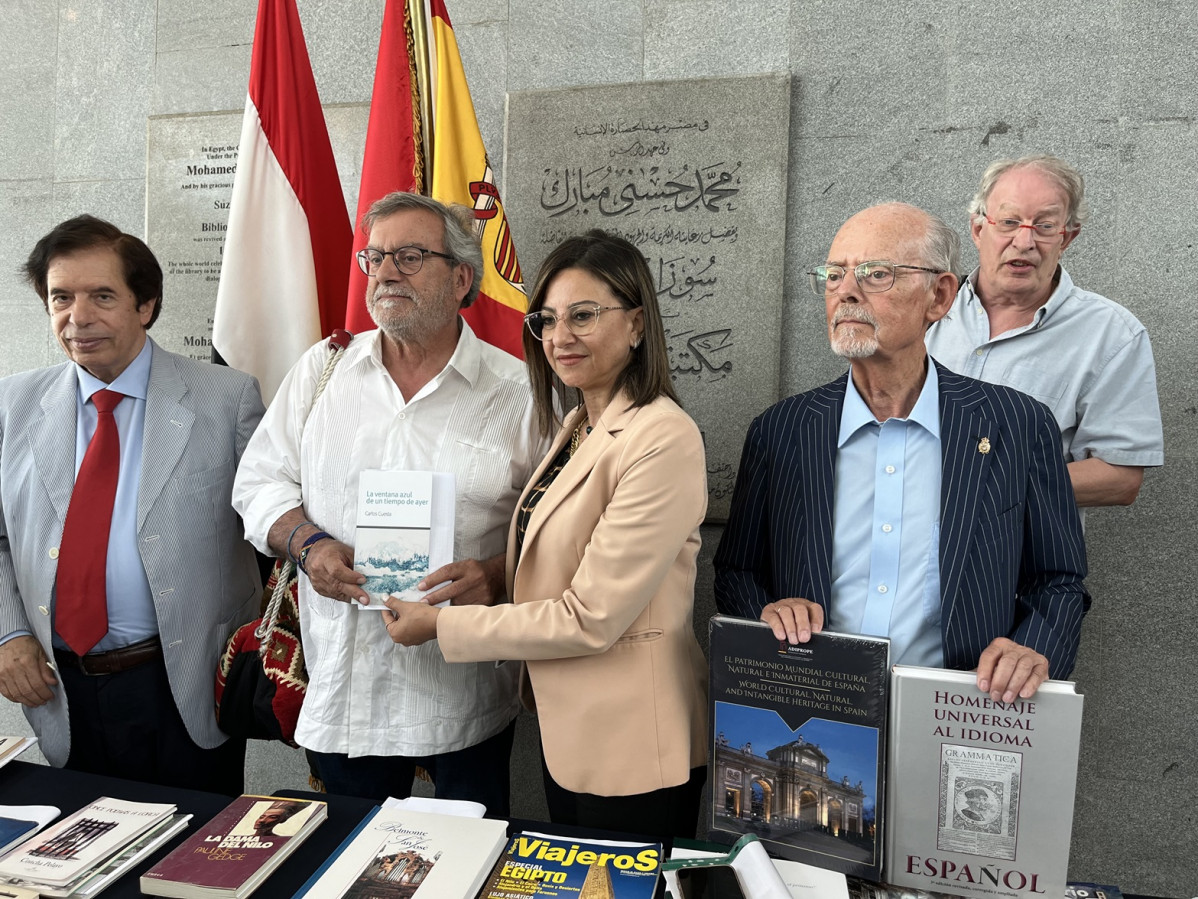 El autor del reportaje entregando su poemario a la directora de la biblioteca de Alejandru00eda Jasmin Samir