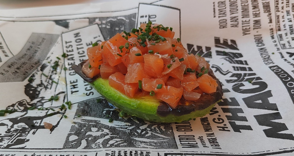 Aguacate asado con salmón
