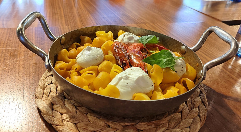 Lumachoni al ragú de calamar con gambas rojas  La Mafia