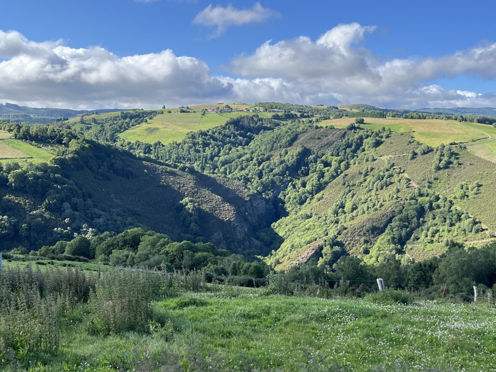 Paisaje de Oscos. Al fondo la cascada Semeira