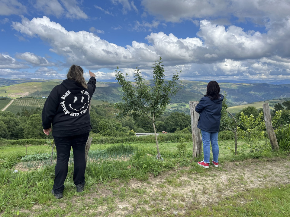 Mónica Pérez, explicando la riqueza paisajística de Oscos a una visitante