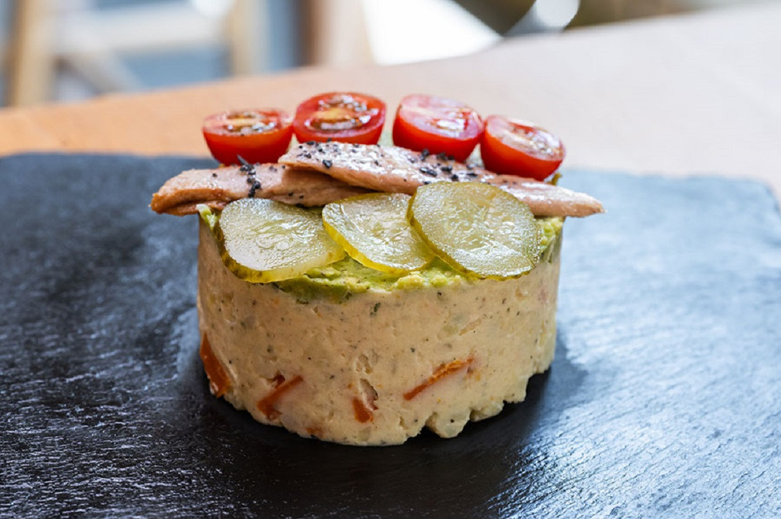 Ensaladilla tradicional, La Descarada